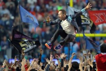 Chris Martin , cantante de Coldplay, dio todo sobre el escenario de la Super Bowl 