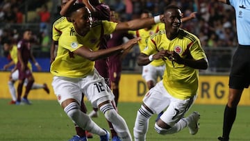 Iván Ángulo celebra la anotación ante Venezuela