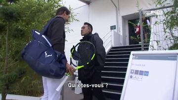 El de seguridad no reconoce a Nadal... ¡y no le quiere dejar entrar a la pista!