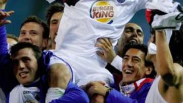 <b>CELEBRACIÓN. </b>Al término del partido los jugadores del Getafe celebraron sobre el césped del Vicente Calderón su clasificación para la Europa League.
