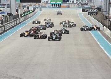 Mala salida de Max Verstappen que fue adelantado por Hamilton. 
