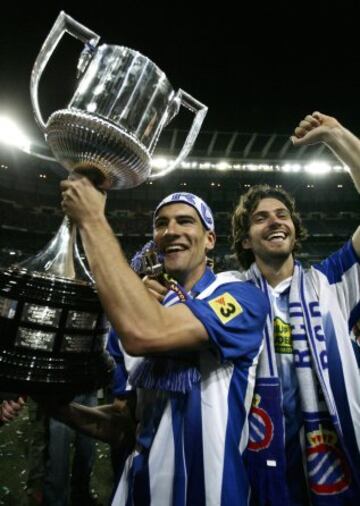 Jarque celebrando junto a Lopo la Copa del Rey 2005/06 conseguida frente al Real Zaragoza tras vencer en la final por 4-1 en el estadio Santiago Bernabéu.