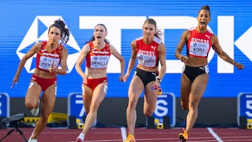 Eugene (United States), 22/07/2022.- Maria isabel Perez with Paula Sevilla of Spain, and Ajla Del Ponte with Salome Kora of Switzerland in action in the women's 4x100m Relay heats at the World Athletics Championships Oregon22 at Hayward Field in Eugene, Oregon, USA, 22 July 2022. (Mundial de Atletismo, 100 metros, Relevos 4x100, España, Suiza, Estados Unidos) EFE/EPA/JEAN-CHRISTOPHE BOTT
