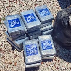 Un buceador encuentra 25 kilos de cocaína con el logo de Nike SB