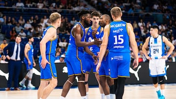 Jayson Granger, base del Movistar Estudiantes, habla con Lotanna Nwogbo bajo la mirada de Sasu Salin, Lucas Giovannetti y Tanner McGrew.