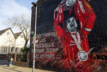 El momento más esperado por la afición del Liverpool durante 30 años también tiene su mural. Jordan Henderson levantando la Premier que los ‘reds’ ganaron en 2020 poniendo fin a una sequía de más de tres décadas. Y una frase inspiradora a la altura. “Cualquier cosa es posible. Nunca dejes de creer…”