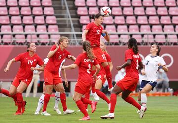 Es la mejor futbolista canadiense de la historia. A sus 39 años sigue en activo y lleva a sus espaldas 310 partidos con su selección. Debutó a los 16 años y ha participado en cinco Mundiales en los que ha anotado siempre, récord que comparte con la brasileña Marta Vieria y que ningún hombre iguala, así como tres Juegos Olímpicos. Además, tiene otro récord en su haber: 189 goles, superando tanto a mujeres como a hombres.