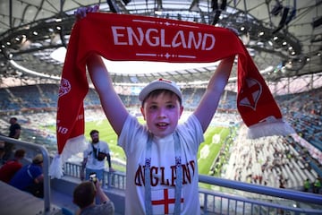 Joven aficionado de la selección inglesa antes del partido contra Túnez.