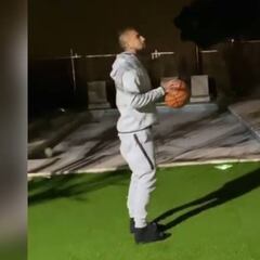 Vidal mostró sus dotes para el básquetbol: ¡qué triple!