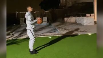 Vidal mostró sus dotes para el básquetbol: ¡qué triple!