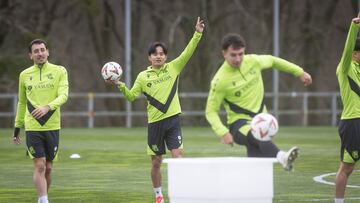 SAN SEBASTIÁN, 22/01/2025.- Los jugadores de la Real Sociedad, Take Kubo (c) y Mikel Oyarzabal (i), este miércoles durante un entrenamiento en las instalaciones de Zubieta, en San Sebastián, previo al enfrentamiento del jueves en la Liga Europa frente al Lazio en Roma. EFE/Javier Etxezarreta