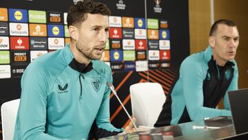 BILBAO, 12/03/2025.- El capitán del Athletic de Bilbao, Óscar de Marcos (i), ha ofrecido este miércoles una rueda de prensa previa al partido de Liga Europa del jueves ante la Roma que se disputa en San Mamés. EFE/ Miguel Toña