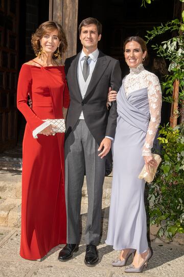 Guillermo Comenge llega con su madre y hermana a la iglesia.