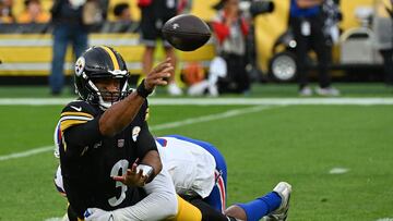 PITTSBURGH, PENNSYLVANIA - AUGUST 17: Russell Wilson #3 of the Pittsburgh Steelers throws an incomplete pass as he is taken to the ground by Greg Rousseau #50 of the Buffalo Bills in the first quarter during the preseason game at Acrisure Stadium on August 17, 2024 in Pittsburgh, Pennsylvania. Justin Berl/Getty Images/AFP (Photo by Justin Berl / GETTY IMAGES NORTH AMERICA / Getty Images via AFP)