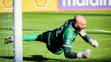 “Es uno de mis regalones, no podía cortarle las alas... la UC no nos pagará ni un peso por él”