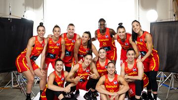 Las jugadoras de la Selección posan en la sesión de fotos oficial de FIBA para el Eurobasket femenino.