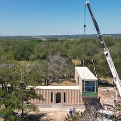 Una familia vive en un contenedor marítimo de 48 m² desde 2024 y sólo pone un pero: “Nuestra factura subió de 250 a 2.100 euros”