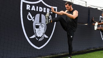 CANTON, OHIO - AUGUST 04: Derek Carr #4 of the Las Vegas Raiders stretches prior to the 2022 Pro Hall of Fame Game against the Jacksonville Jaguars at Tom Benson Hall Of Fame Stadium on August 04, 2022 in Canton, Ohio.   Nick Cammett/Getty Images/AFP
== FOR NEWSPAPERS, INTERNET, TELCOS & TELEVISION USE ONLY ==