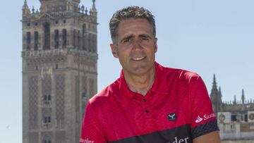 Miguel Indurain posa con la Giralda de fondo en la presentaci&oacute;n de las Santander Series Triathl&oacute;n de Sevilla.
 
 
 