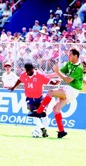 En noviembre de 1992, México volvió a visitar Costa Rica en San José, ahora, camino al Mundial de Estados Unidos. El Tri llegaba con paso perfecto y sin recibir un solo tanto después de tres partidos, pero un doblete del mediocampista Richard Smith le dio a los ticos una sorpresiva victoria de 2-0 que los hacía soñar con avanzar. Al final, Costa Rica quedó eliminado al caer ante Honduras siete días después.
