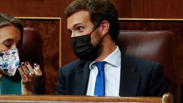 MADRID, 14/10/2021.- El presidente del PP, Pablo Casado y la portavoz de la formación, Cuca Gamarra, durante la sesión plenaria celebrada este jueves en el Congreso de los Diputados. EFE/Javier Lizón