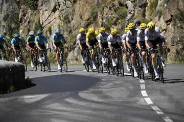 Christopher Froome, que portaba el maillot amarillo de líder de la general, junto a Fabio Aru pedalean detrás de sus compañeros. 