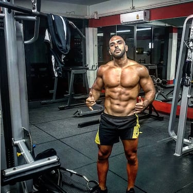 Es un ejemplo de dedicación y disciplina, lo que le viene dado de su carrera como exmiembro de los Navy Seals, la principal fuerza de operaciones especiales de la Armada de los Estados Unidos, con los que combatió en zonas de guerra como Irak y Afganistán.