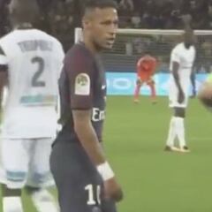 ¿Problemas en el paraíso? Cavani no dejó tirar el penalti a Neymar