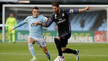 Sergio Ramos conduce el bal&oacute;n ante la presi&oacute;n de Iago durante el Celta - Real Madrid de la temporada 2016-2017.