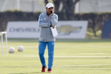 El entrenador de Universidad de Chile Guillermo Hoyos dirige la practica matutina en el CDA de Santiago, Chile.