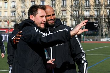 Ali Al Habsi se hace una foto con un participante en el Centro Deportivo Antoine, en Par¨ªs cerca de la Torre Eiffel.
