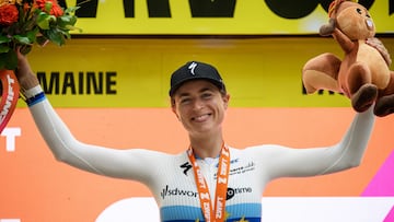 La ciclista suiza del SD Worx Marlen Reusser celebra su victoria en la crono de la octava etapa del Tour de France Femenino avec Zwift en Pau.