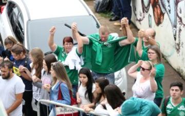 Los hinchas de Chapecoense lloran a sus jugadores.