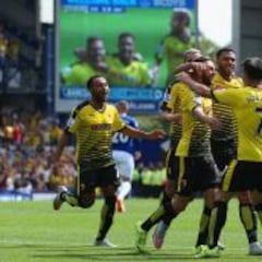 Layún, quinto mexicano que marca en la Premier League