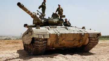 Israeli soldiers operate atop a tank near the Israel-Gaza border, amid the ongoing conflict between Israel and the Palestinian Islamist group Hamas, as seen from Israel, May 21, 2024. REUTERS/Amir Cohen