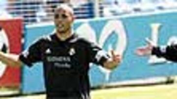 <b>"PASÁDSELA A RONALDO".</B> Ronaldo no pierde el tiempo. Quiere tener el balón y marcar muchos goles hasta en los entrenamientos. En el partidillo de ayer, el brasileño reclamaba a sus compañeros que le pasaran la pelota y, a su lado, Vicente del Bosque, que le señalaba para que todos se dieran cuenta de que el delantero se encontraba completamente solo.