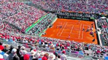 <b>PISTA COLOSAL. </b>Más de 14.000 personas abarrotaron las gradas de la pista construida en el parking de Terra Mítica. Al fondo, el Mediterráneo y los rascacielos de Benidorm.