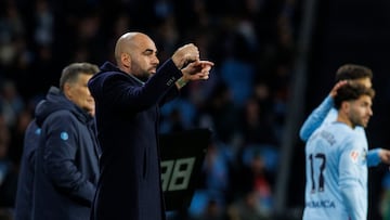 Claudio Giráldez, entrenador del Celta, da indicaciones durante el partido contra el Rayo Vallecano en Balaídos.