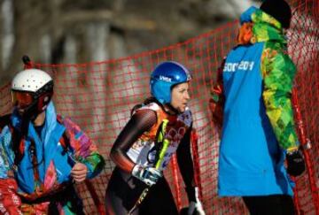 La esquiadora española Carolina Ruíz Castillo recibe asistencia después de su caída durante el descenso de esquí alpino de los Juegos de Sochi 2014, en el centro alpino Rosa Khutor Alpine en Krásnaya Poliana (Rusia)