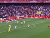 Suazo comete un penal en los descuentos que enterraba al Sevilla, pero nadie se esperó este final