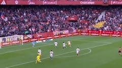 Suazo comete un penal en los descuentos que enterraba al Sevilla, pero nadie se esperó este final