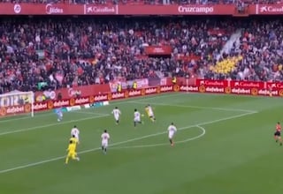 Suazo comete un penal en los descuentos que enterraba al Sevilla, pero nadie se esperó este final