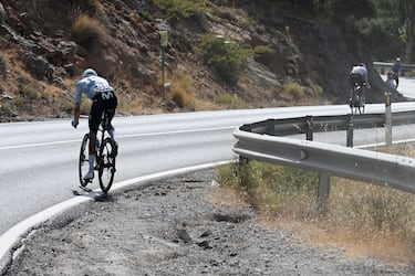 Enric Mas, que atacó en el último puerto, tuvo un susto en la bajada final aunque, afortunadamente, logró salvar la caída.