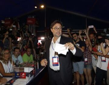 El candidato a la presidencia del Barcelona Agustí Benedito vota en las elecciones.