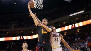 Klay Thompson, defendido por Antetokounmpo, durante un Bucks-Warriors esta temporada.