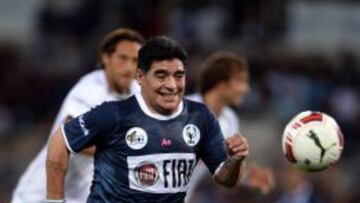 Diego Maradona en partido amistoso en Italia