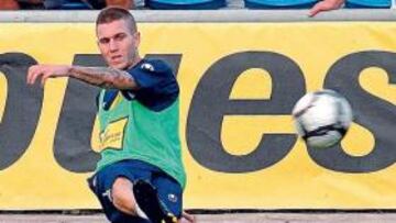 <b>UNA BUENA OPORTUNIDAD. </b>Fernando Marqués jugará hoy; ayer se ejercitó con fuerza en Sant Adrià.