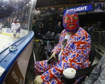 Un aficionado durante el partido de la NHL entre los New York Rangers y Montreal Canadiens.