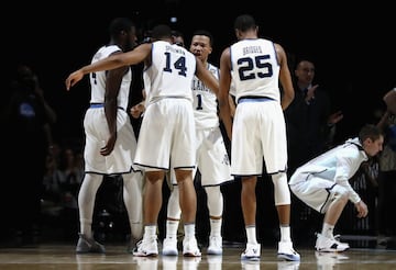 Jalen Bruson junto a sus compañeros. 