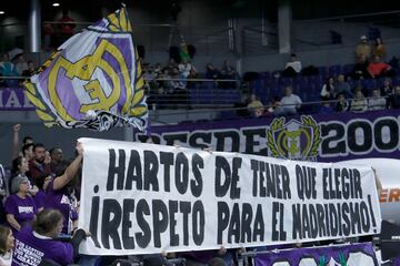 "Hartos de tener que elegir. ¡Respeto para el madridismo!", se leía en una pancarta en el WiZink Center por la coincidencia de horarios el jueves entre el Clásico de la Euroliga y el derbi copero de fútbol.